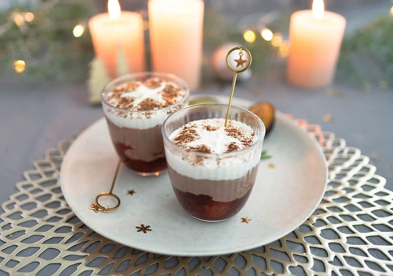 Dva skleničky s dezertem na talíři