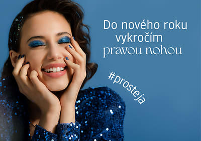 Osoba v modrých flitrových šatech na modrém pozadí s textem Do nového roku vykročím pravou nohou #prosteja