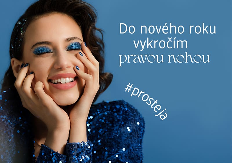 Osoba v modrých flitrových šatech na modrém pozadí s textem Do nového roku vykročím pravou nohou #prosteja