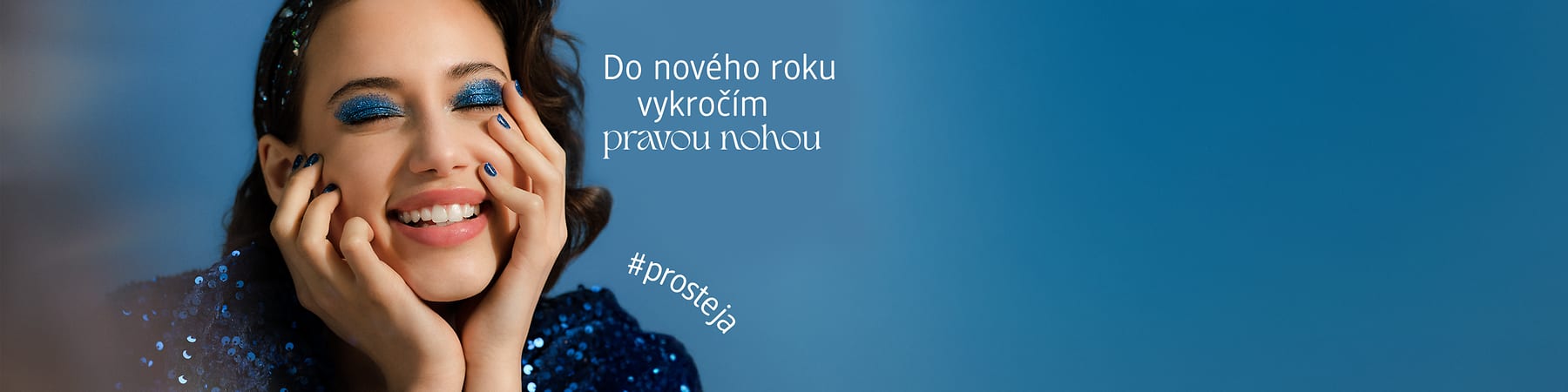 Osoba v modrých flitrových šatech na modrém pozadí s textem Do nového roku vykročím pravou nohou #prosteja