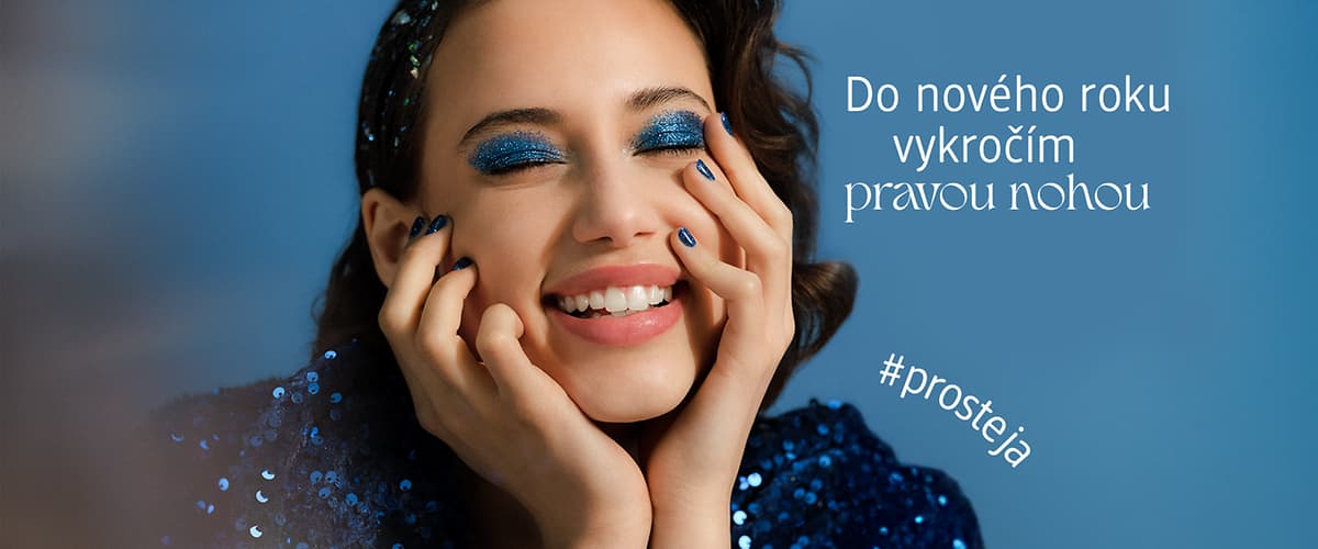 Osoba v modrých flitrových šatech na modrém pozadí s textem Do nového roku vykročím pravou nohou #prosteja