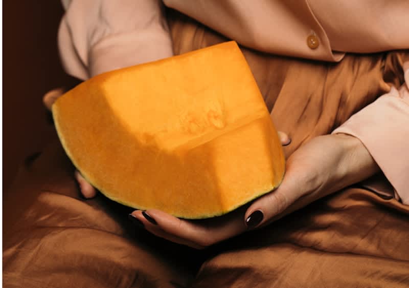 Frau hält Kürbis in der Hand