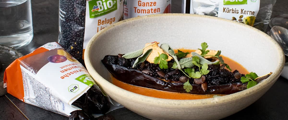 Pečený lilek s bylinkami a omáčkou v keramické misce