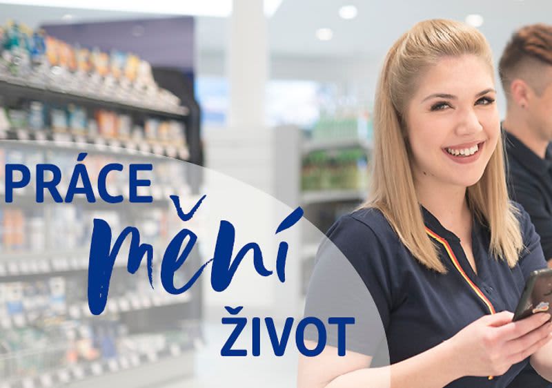Zwei dm Mitarbeiterinnen lächeln in die Kamera.