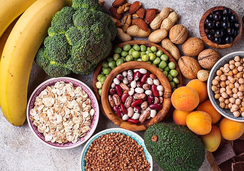 Různé potraviny: banány, brokolice, ořechy, fazole, hrášek, meruňky, avokádo, cizrna, ovesné vločky