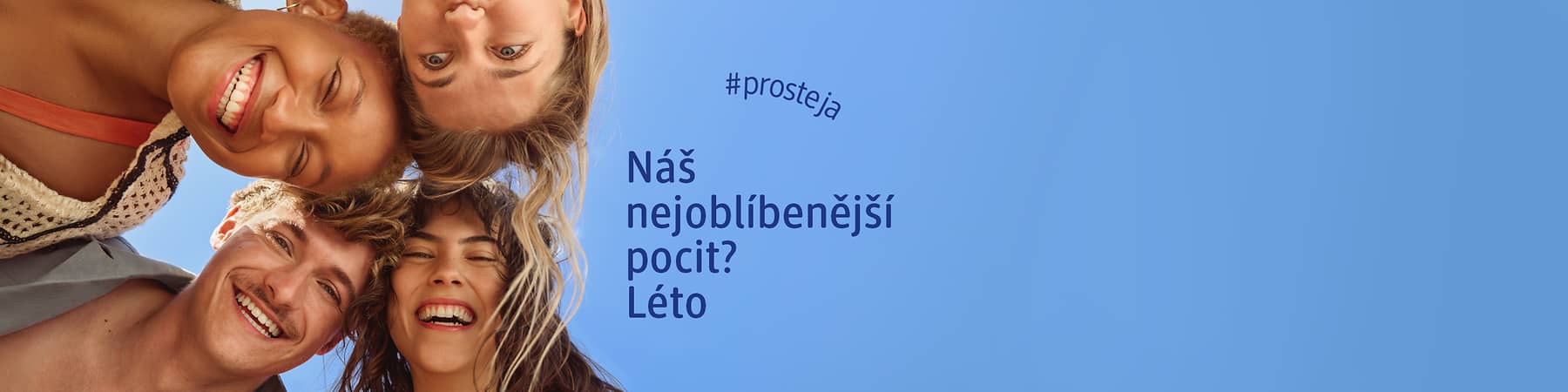 Skupina tří lidí z pohledu zdola proti modré obloze s textem Náš nejoblíbenější pocit? Léto a hashtagem #prosteja