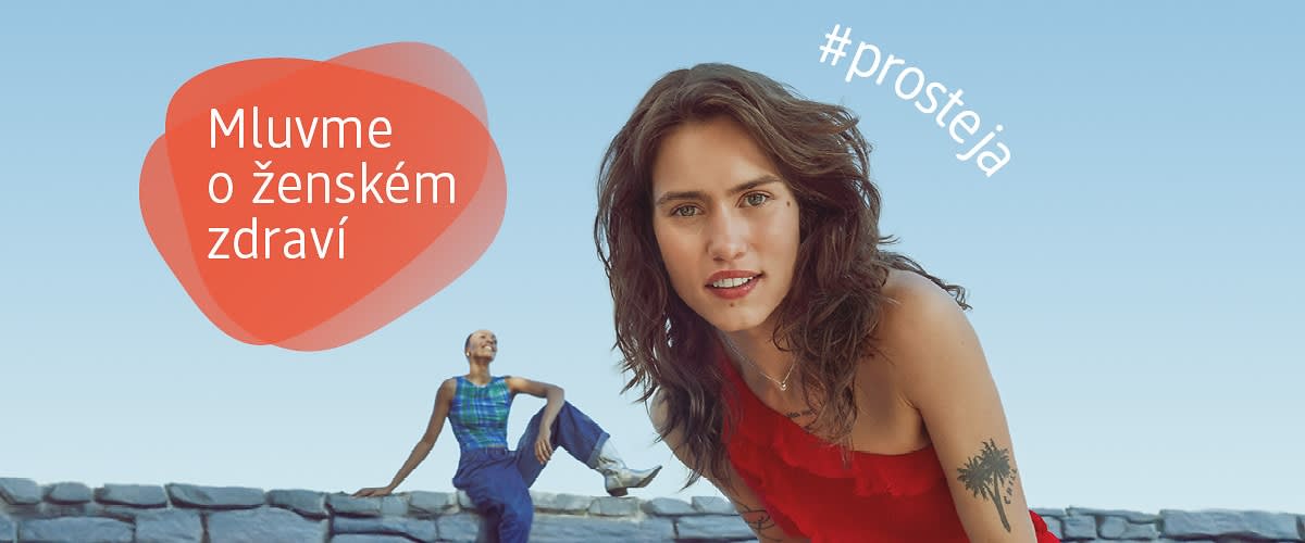 Žena v červeném oblečení, sedící na zdi, vedle ní osoba v modrém oblečení, text Mluvme o ženském zdraví a #prosteja