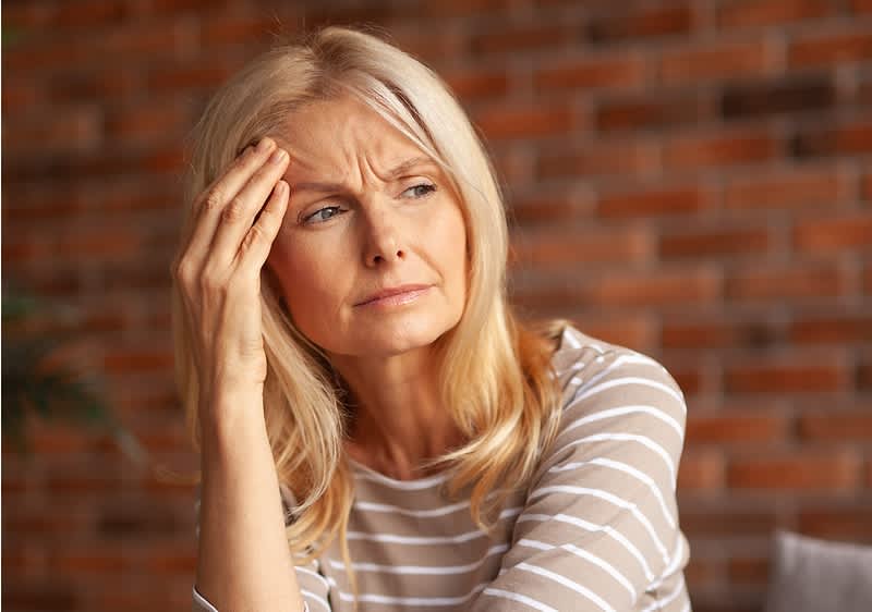 žena s bolestí hlavy