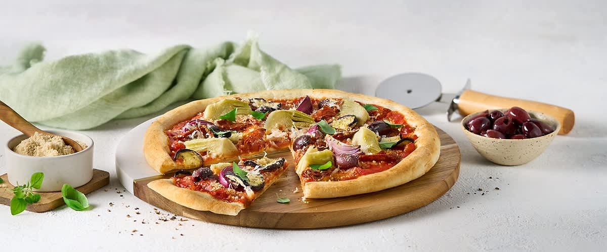 Veganská pizza na dřevěném prkénku