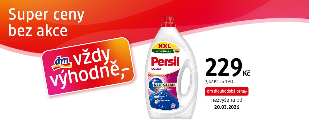 Bílá XXL lahev pracího gelu Persil Color s fialovo-modrým štítkem „Deep Clean“ uprostřed reklamního banneru, vedle velké černé ceny „229 Kč“ a nápisu „Super ceny bez akce“ a růžovo-oranžového štítku „dm vždy výhodně“