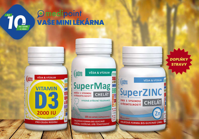 Léky na dřevěném stole: Vitamin D3, SuperMag, SuperZinc, podzimní pozadí