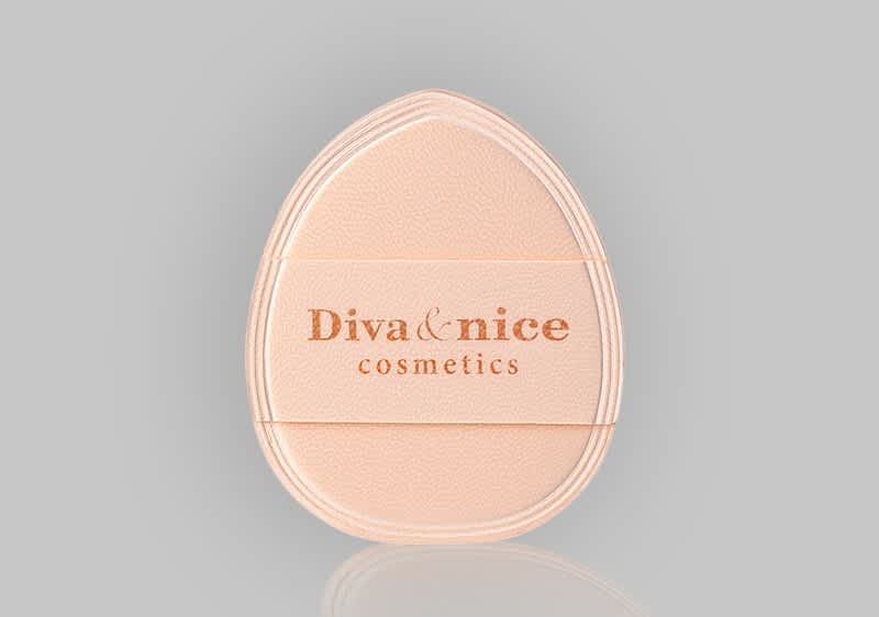 Béžová kosmetická houbička s logem Diva & Nice Cosmetics na šedém pozadí
