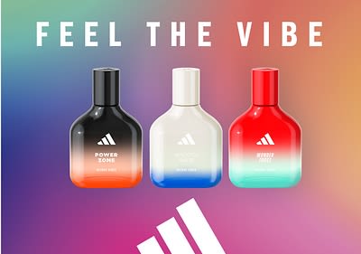 Tři lahvičky parfémů na barevném pozadí s nápisem Feel the Vibe