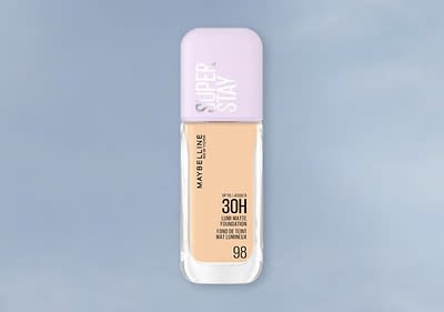 Lahvička make-upu Maybelline Super Stay na modrém pozadí