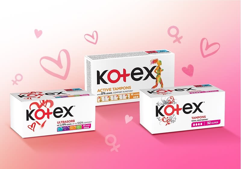 Tři balení tamponů Kotex na růžovém pozadí s ženskými symboly a srdíčky