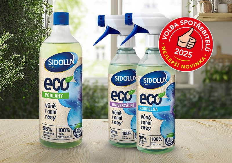 Čisticí prostředky Sidolux Eco na podlahy, univerzální a koupelny s vůní ranní rosy na dřevěném stole