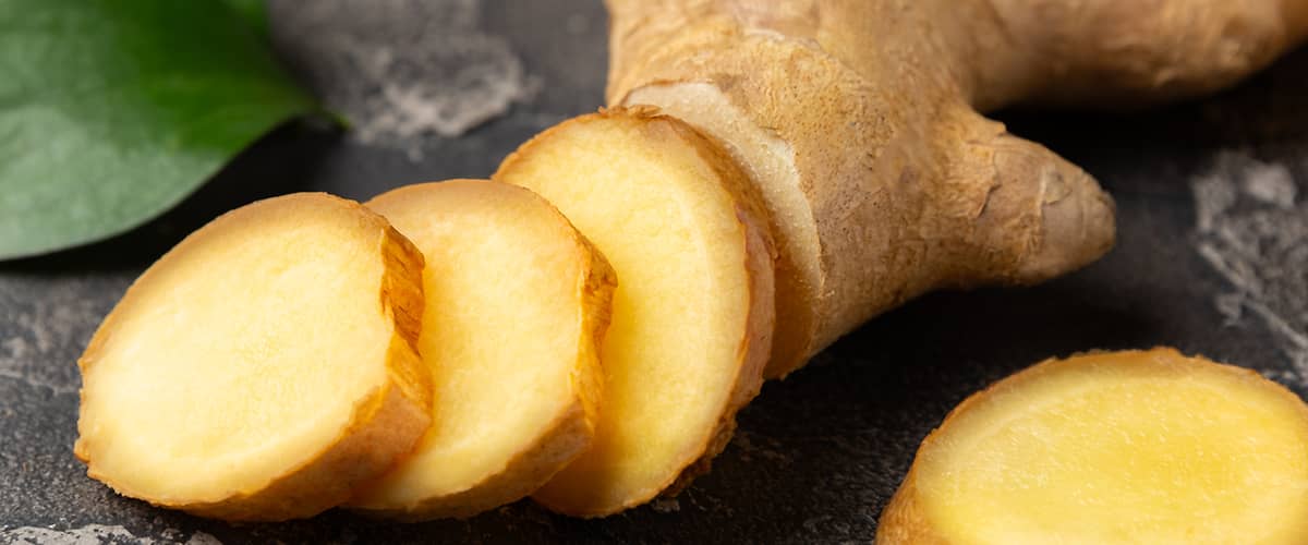 Plátky čerstvého zázvoru na tmavém povrchu