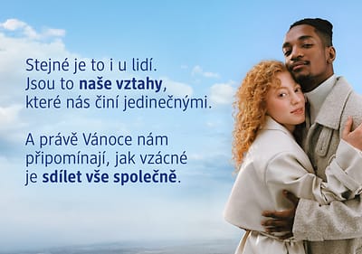 Dvojice objímající se na pozadí modré oblohy s textem o vztazích a Vánocích