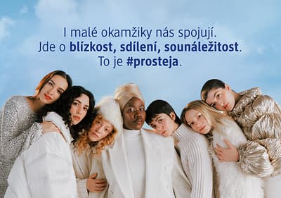 Skupina lidí v zimním oblečení na modrém pozadí s textem o blízkosti a sdílení