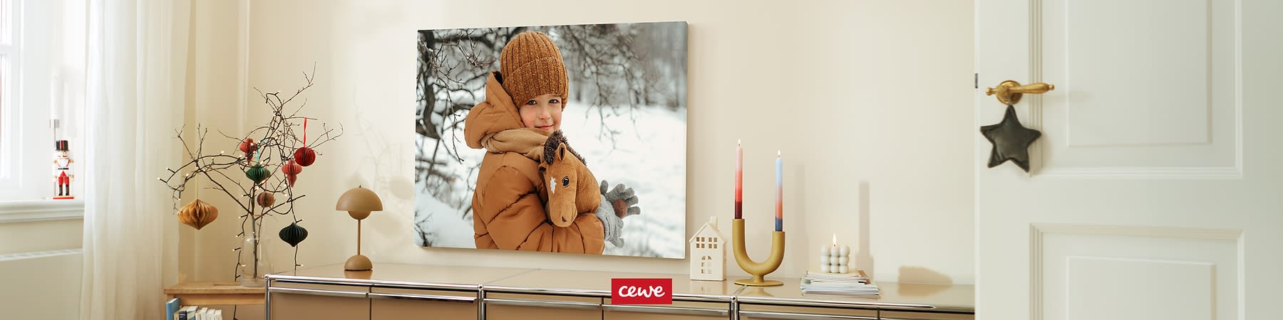 Dítě v zimním oblečení držící plyšového koně před zasněženým pozadím