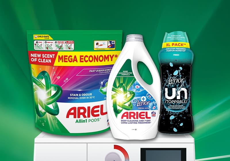 Prací prostředky Ariel a Lenor na zeleném pozadí