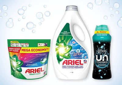 Obaly pracích prostředků Ariel a Lenor na bílém pozadí s bublinkami