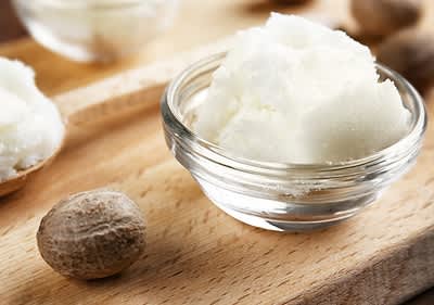 bambucké máslo ve skleněné misce