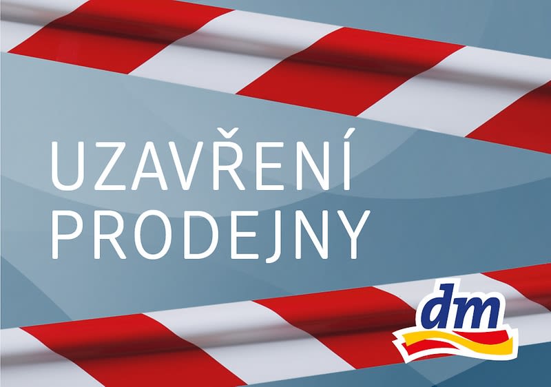 Uzavření prodejny dm s červenobílou páskou na modrém pozadí