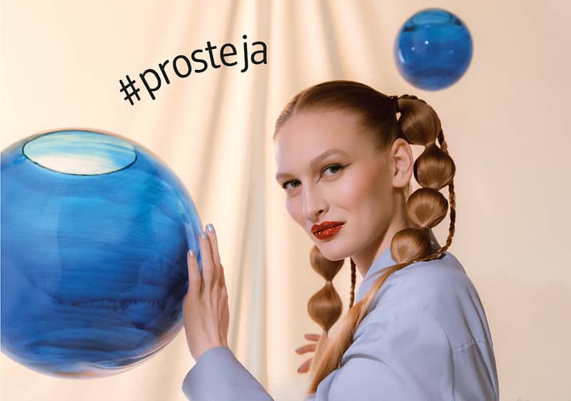 Uzavření prodejny dm s červenobílou páskou na modrém pozadí