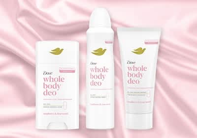 Tři produkty Dove na růžovém pozadí