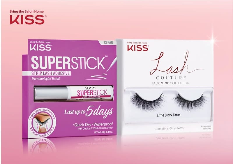 Lepidlo na řasy a umělé řasy značky KISS na růžovém pozadí