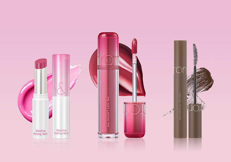 Kosmetické produkty na růžovém pozadí: balzám na rty, lesk na rty, řasenka