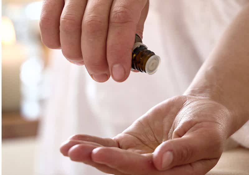 Nanášení tea tree oleje na ruce