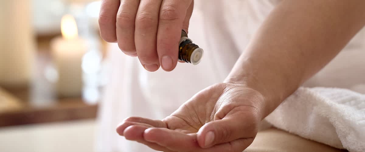 Nanášení tea tree oleje na ruce