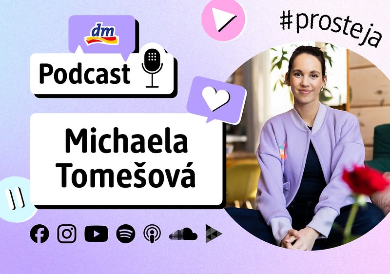 Podcast Michaela Tomešová s logy sociálních sítí a rozmazanou tváří ženy v fialové mikině