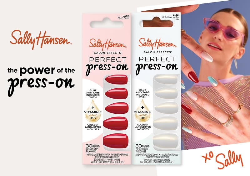 Obaly umělých nehtů Sally Hansen, červené a bílé, ruka s nalepenými nehty