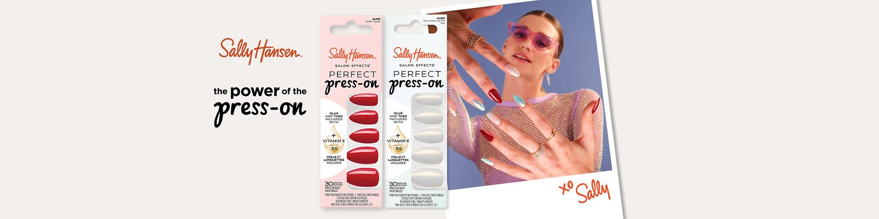 Obaly umělých nehtů Sally Hansen, červené a bílé, ruka s nalepenými nehty