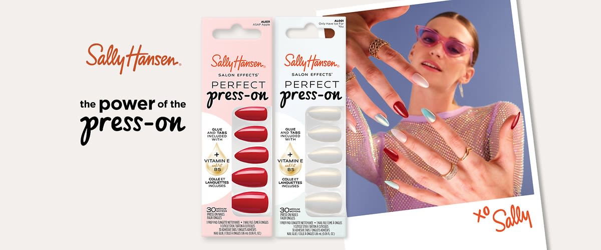 Obaly umělých nehtů Sally Hansen, červené a bílé, ruka s nalepenými nehty