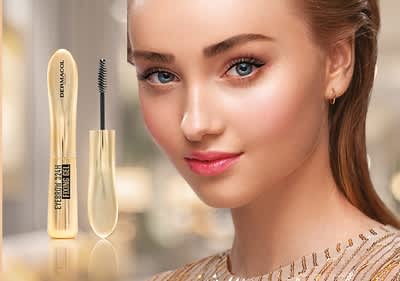 Zlatá řasenka vedle ženy v třpytivých šatech