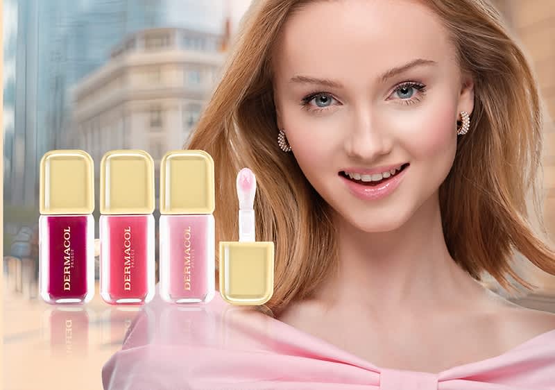 Žena s blond vlasy, čtyři lahvičky Dermacol lesku na rty
