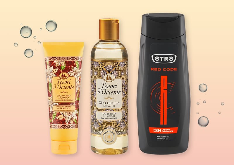 Tři lahve sprchových gelů na barevném pozadí