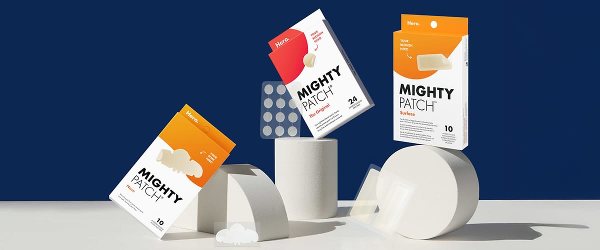 Balení náplastí Mighty Patch na modrém pozadí