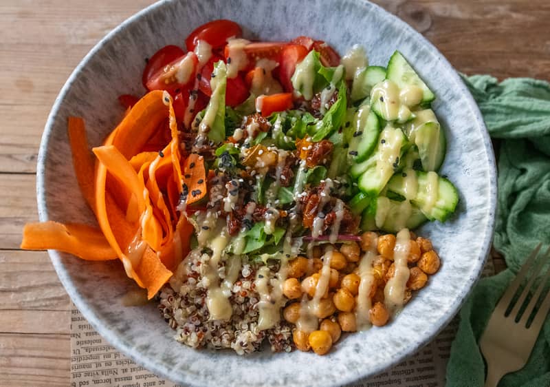 Buddha bowl s quinoou a cizrnou