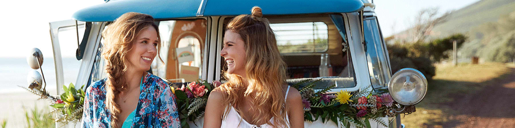 Mona e Julia di Langhaarmädchen sviluppano in collaborazione con dm prodotti per la cura e lo styling dei capelli.