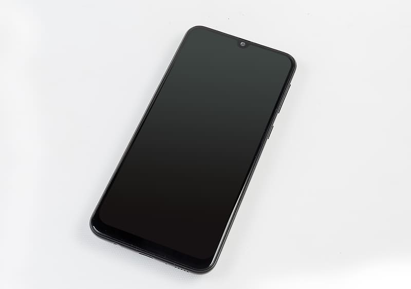 Černý smartphone na bílém pozadí