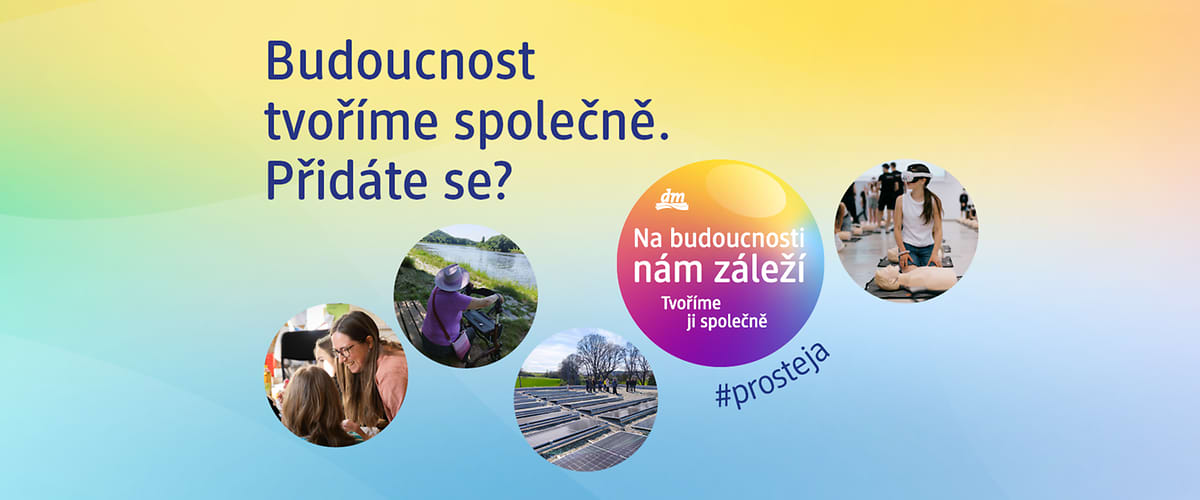 Barevné pozadí s nápisem „Budoucnost tvoříme společně. Přidáte se?“ a pěti kruhovými fotografiemi zobrazujícími lidi při různých činnostech: matka s dítětem, osoba v přírodě u vody, solární panely na poli, žena na veřejném místě a kruhové logo dm s textem „Na budoucnosti nám záleží Tvoříme ji společně“ a hashtagem „#prostejа“
