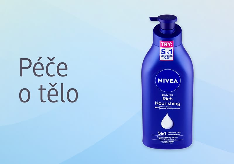 Balzám na tělo Nivea v modré lahvi vedle nápisu Péče o tělo
