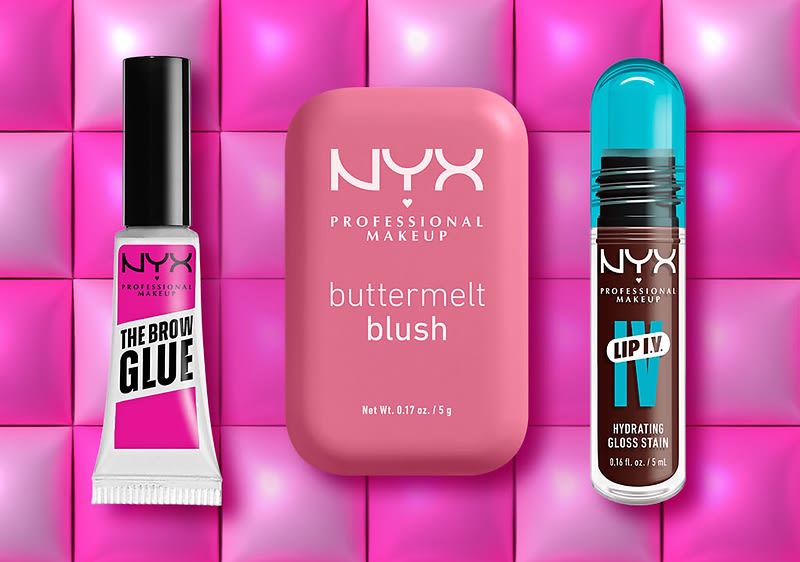 Tři kosmetické produkty NYX na růžovém čtvercovém pozadí: lepidlo na obočí, růžový krémový blush a hydratační lesk na rty