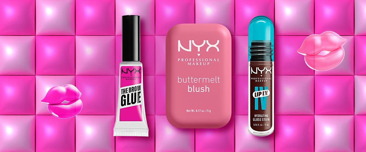 Tři kosmetické produkty NYX na růžovém čtvercovém pozadí: lepidlo na obočí, růžový krémový blush a hydratační lesk na rty