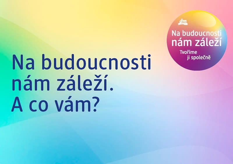 Barevné pozadí v pastelových přechodech žluté, růžové, zelené a modré s nápisem „Na budoucnosti nám záleží. A co vám?“ a vpravo nahoře kulaté logo dm s textem „Na budoucnosti nám záleží Tvoříme ji společně“